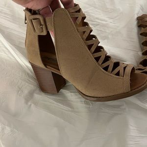 Comfortable tan healed sandals